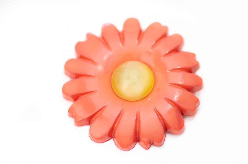 Spilla vintage anni '80 fiore in resina color arancione immagine 1