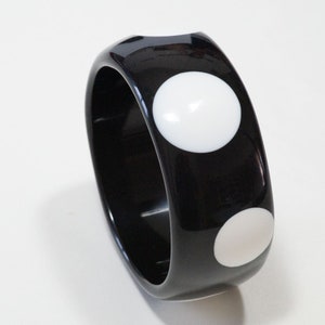 Vintage 80s cuff bracelet in black and white resin for women image 4