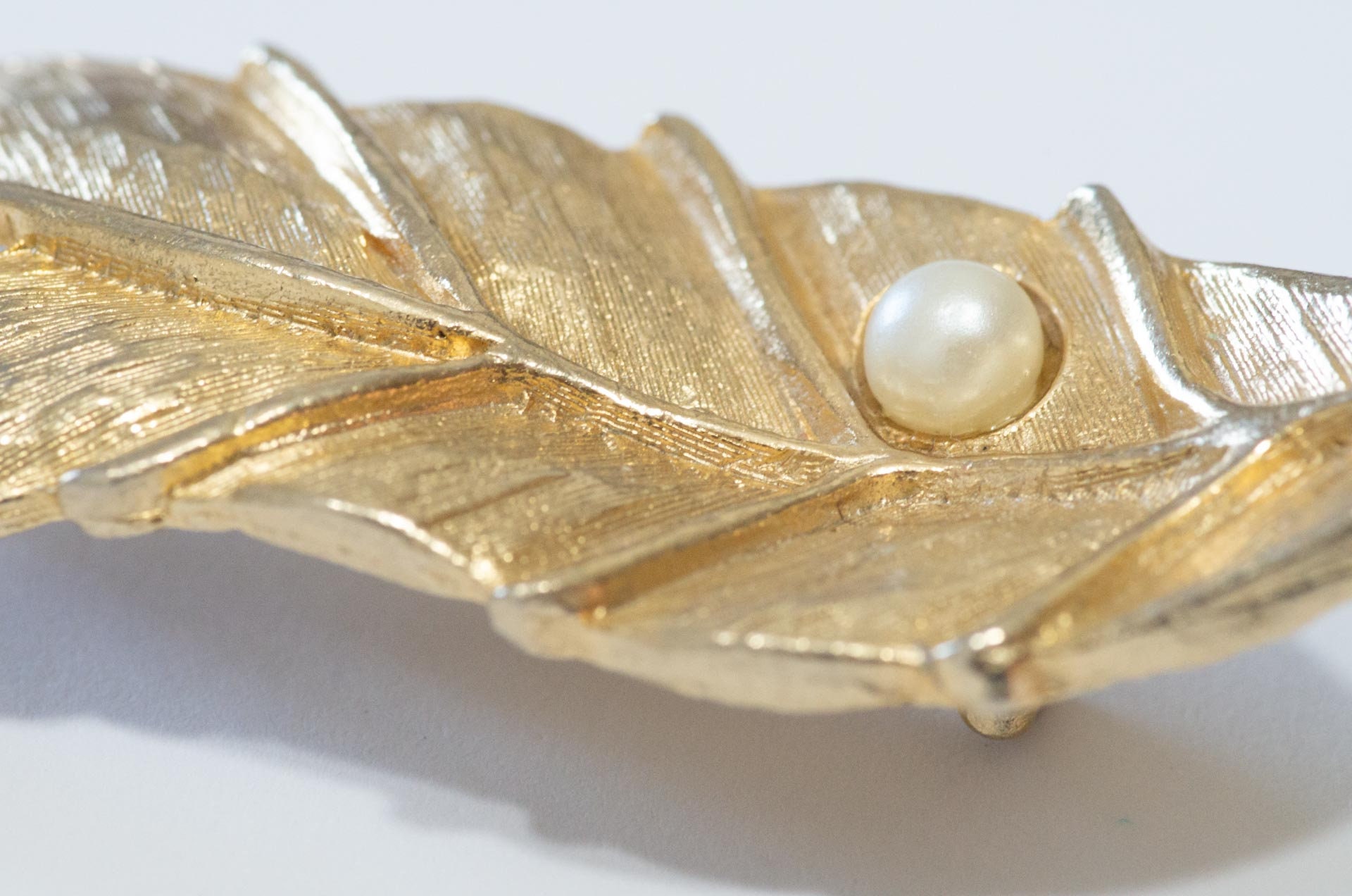 Broche Vintage Années 70 En Forme De Feuille - Métal Doré Et Perle, Thème Floral
