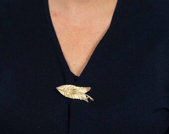 Broche En Forme De Feuille - Métal Doré Avec Perle - Années 1970 - Occasion - Style Floral Vintage
