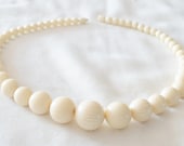 Vintage 80s necklace cream pearls resin beads