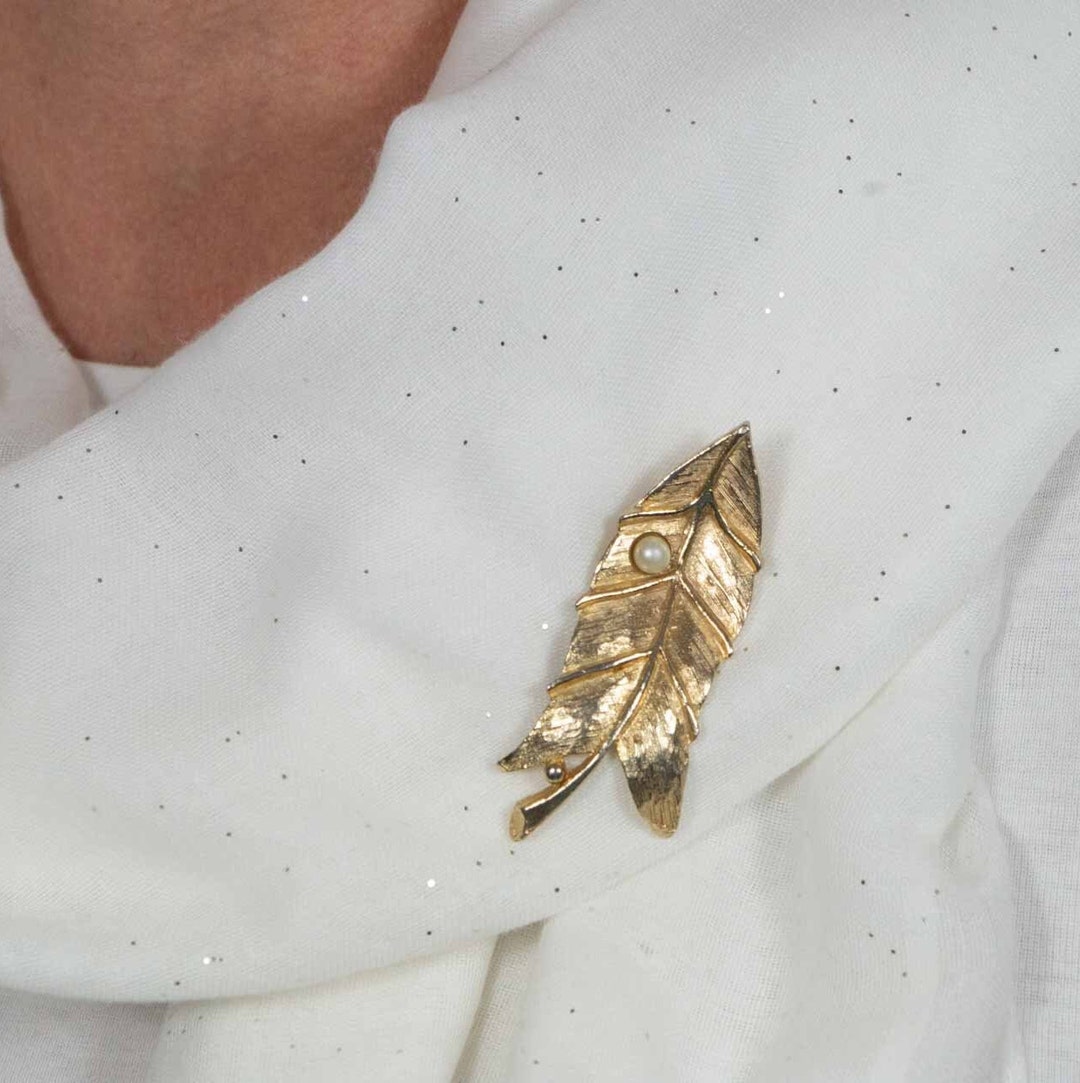 Broche En Forme De Feuille - Métal Doré Avec Perle - Années 1970 - Occasion - Style Floral Vintage