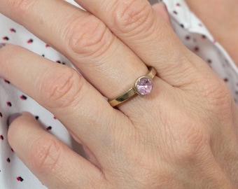 Anello vintage anni 80 da donna solitario dorato con pietra rosa