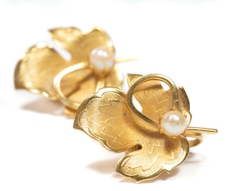 Vintage 70s grape leaves clip on earrings with pearls