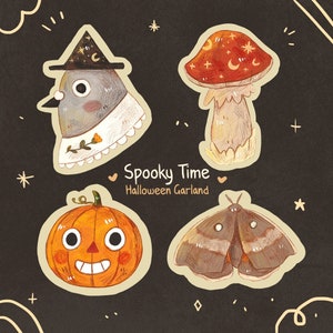 Puede incluir: Un conjunto de cuatro pegatinas con temática de Halloween. Incluye un pájaro gris con un sombrero de bruja, una seta roja con lunas crecientes, una calabaza naranja y una polilla marrón. También está presente el texto "Spooky Time Halloween Garland".
