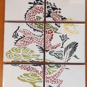 Drago in Ceramica decorato a mano. Tecnica maiolica soprasmalto. Set 6 piastrelle 20x30x0,8 cm (dimensione totale). Pottery ornament.