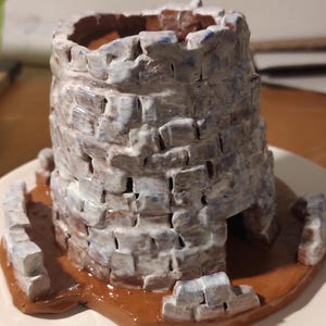 Sardisch artistiek keramiek. Nuraghe van aardewerk. Uniek handgemaakt stuk. Keramische reproductie van Sardijnse archeologie.