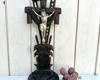 Antyczny francuski drewniany krucyfiks, rzeźbiony ołtarz