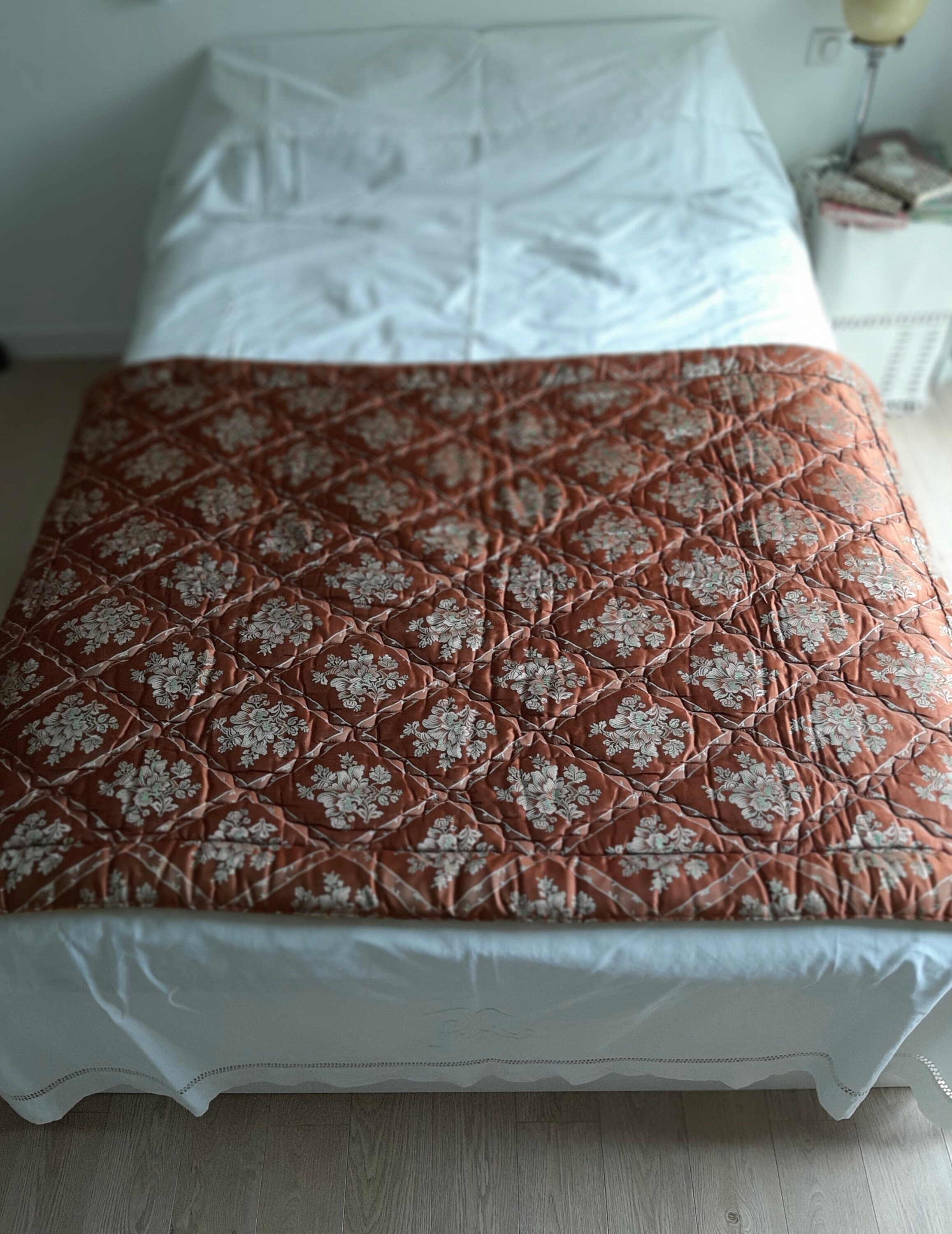 Mid Century Français Housse de Lit Matelassée en Duvet d'eider, Terre Cuite Chatoyante et Satin Flor