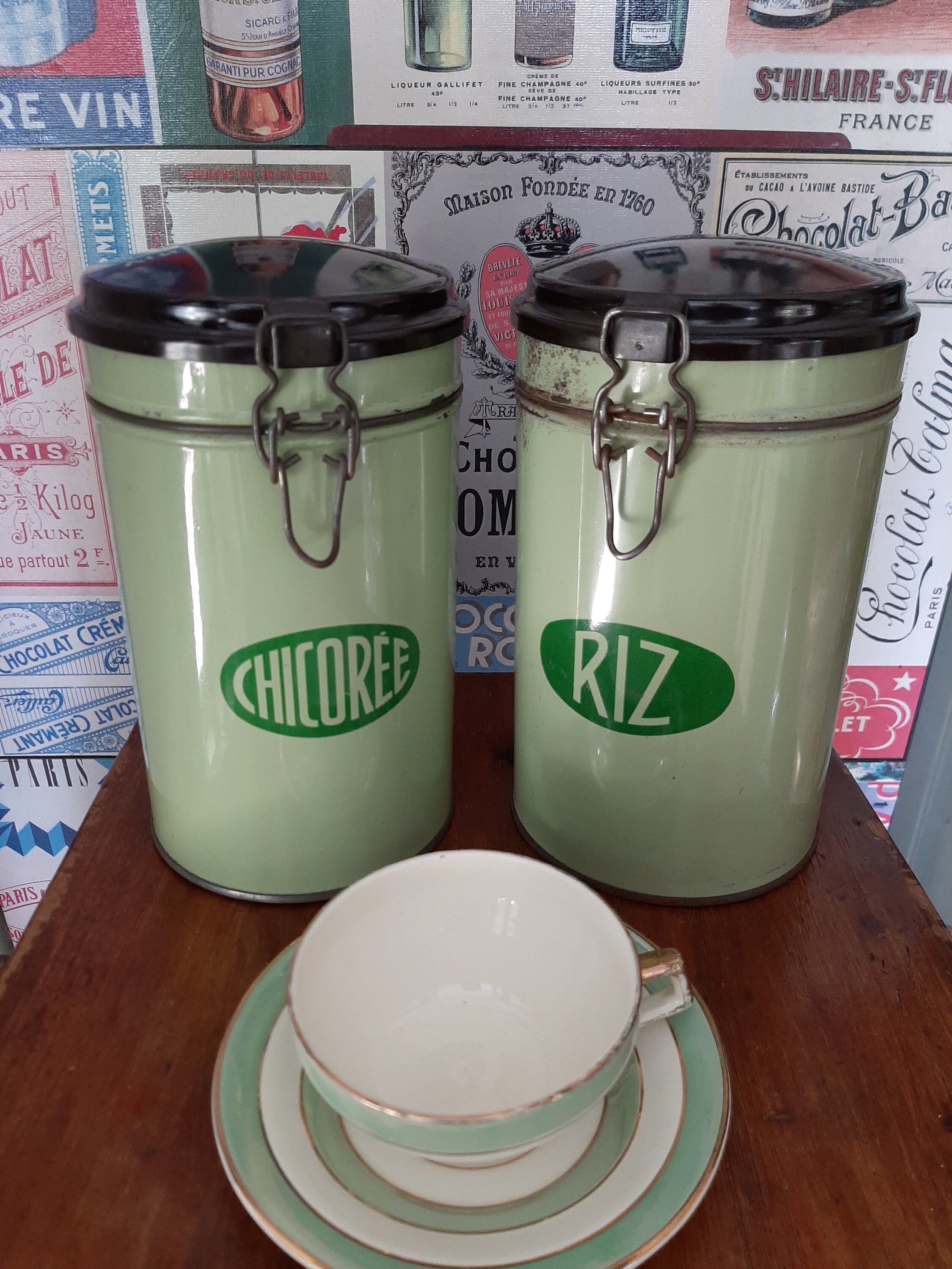 Paire de Bidons Cuisine en Émail Vert Des Années 1930 Français avec Couvercles Bakélite, Chicorée et