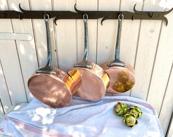 Set van 3 grote, ongebruikte Franse koperen sauteerpannen/koekenpannen met aluminium binnenkant.