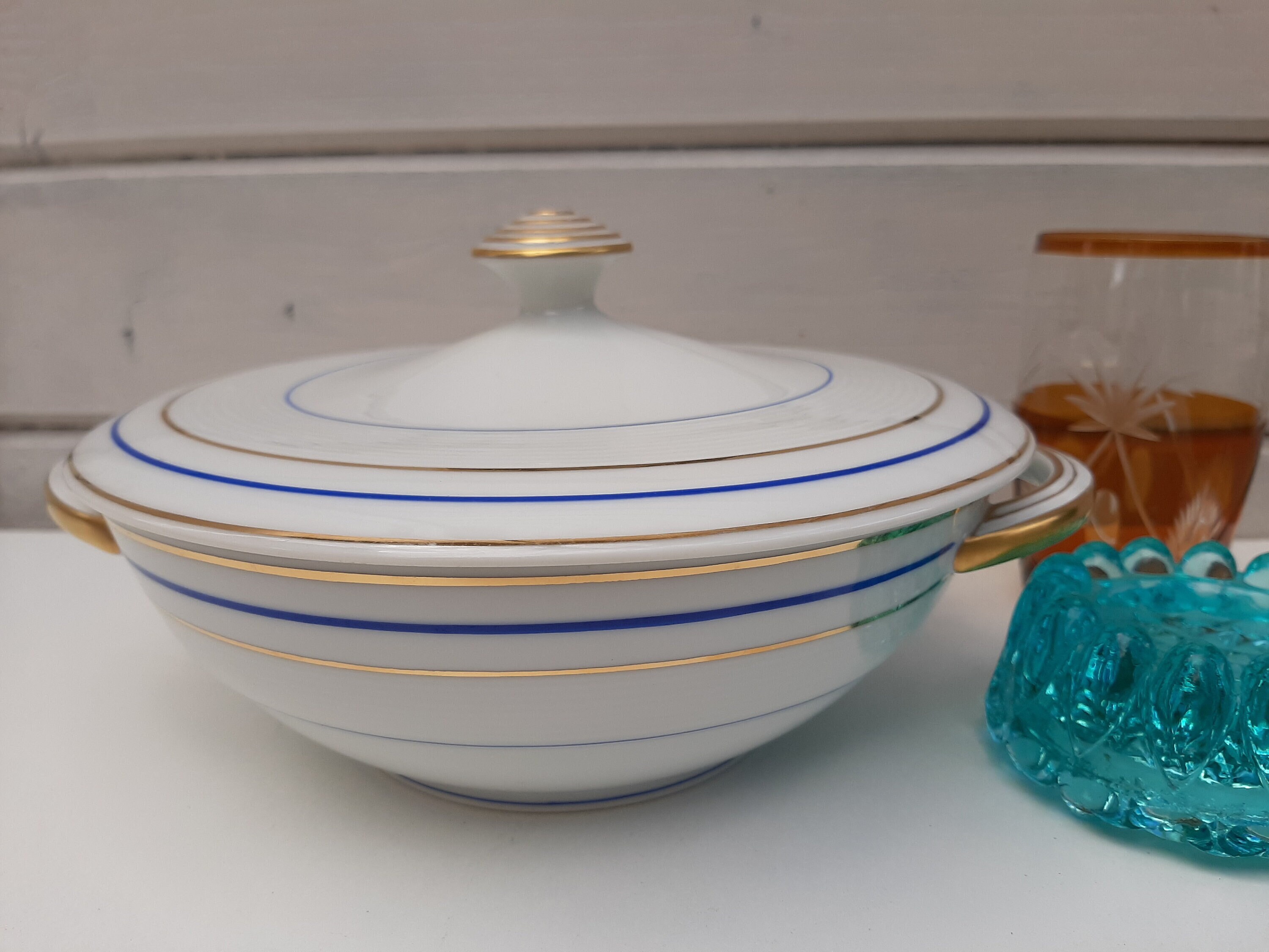 Élégant Français Art Déco, Blanc avec Rayures Bleues et Dorées, Poignées Porcelaine de Limoges.