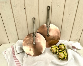 2 coperchi paraspruzzi per lecca-lecca in rame antico francese, 24 cm/20 cm, manici in ferro battuto, rivetti in rame