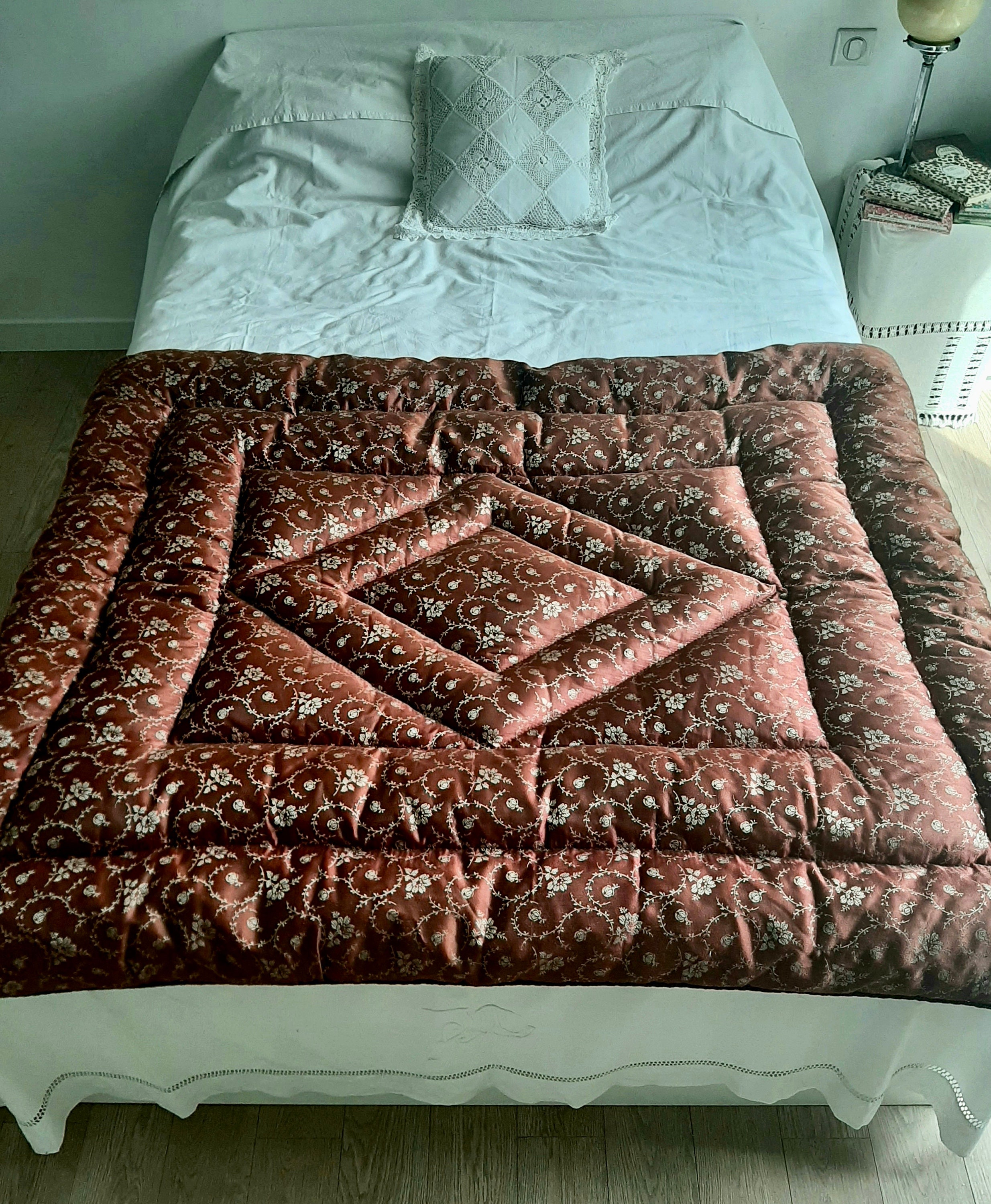 Français Eiderdown Matelassé Rempli de Plumes Vintage, Satin Bordeaux Chatoyant, Pièce Époustouflant