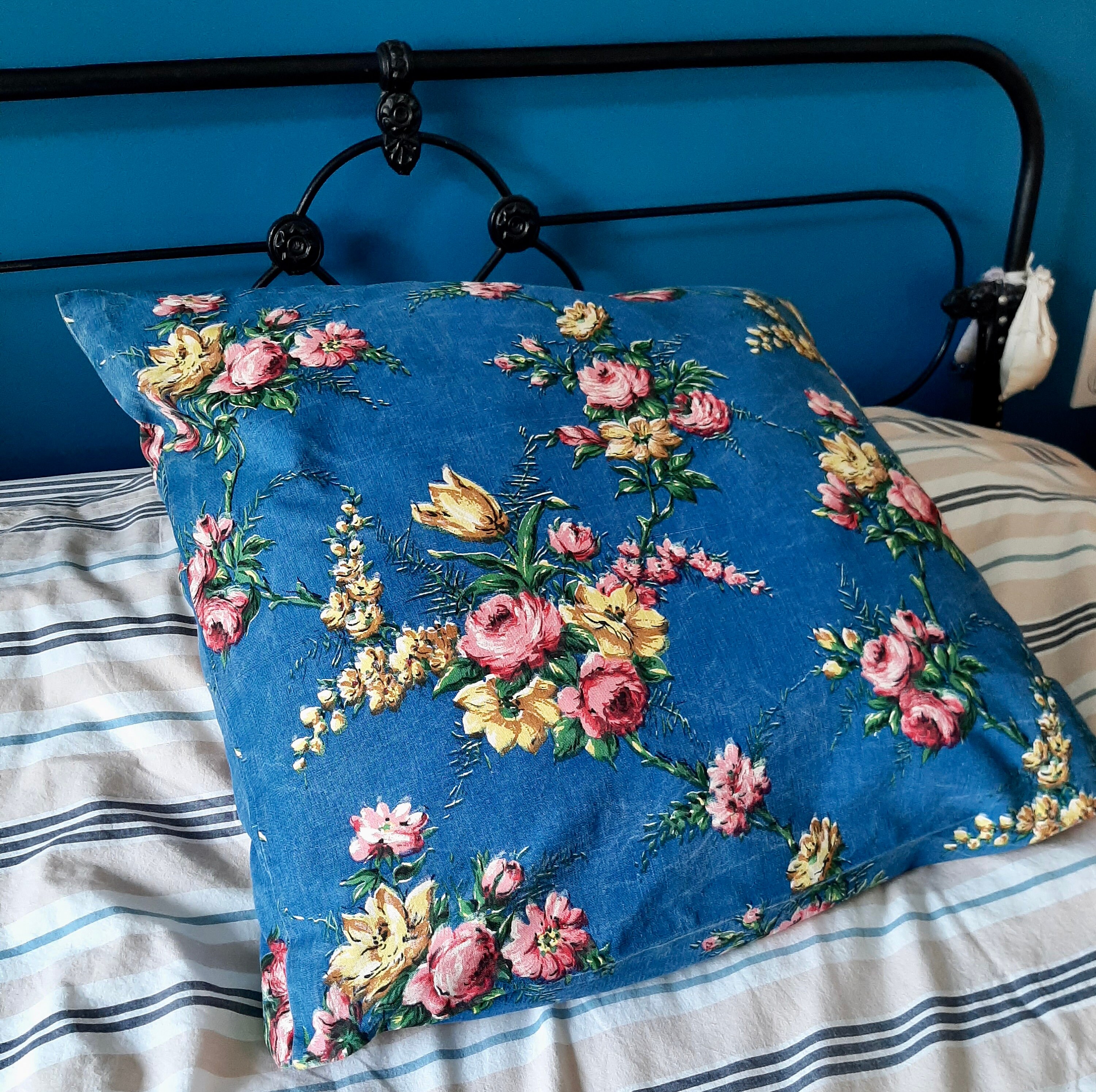 Grande Housse d'oreiller Floral Des Années 1950, Bleu Sarcelle, Roses Rouges, Fleurs Jaunes, Coton F