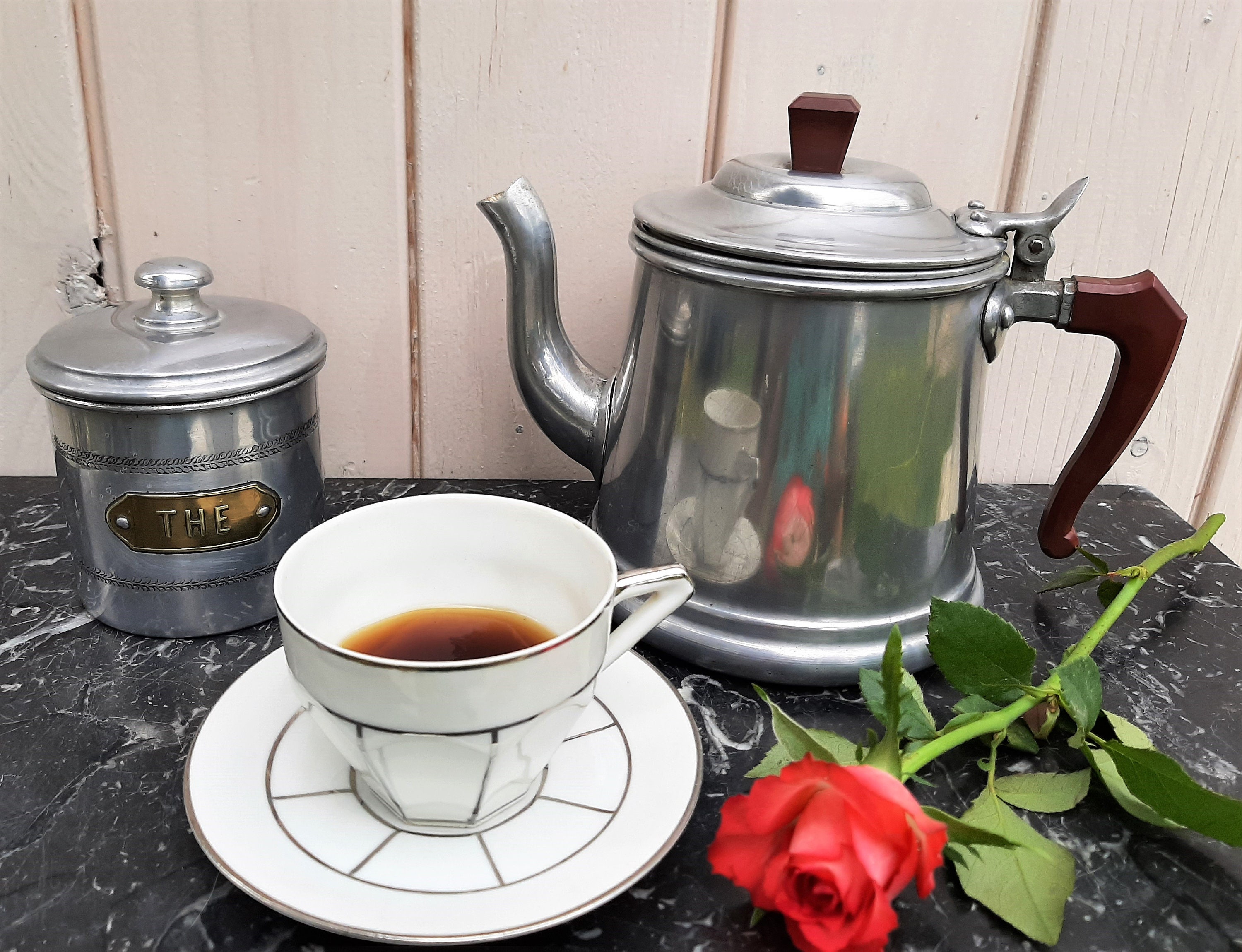 Années 1930 Français Théière Vintage en Aluminium et Bakelite avec Filtre Boîte à Thé, Étiquette Lai