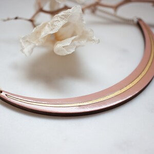 Gargantilla de madera pintada a mano: malva claro, rosa polvoriento y dorado