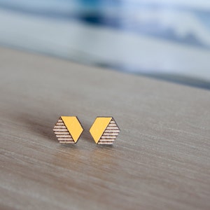 Pendientes hexagonales de madera en color amarillo mostaza: joyería geométrica