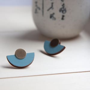Orecchini a semicerchio realizzati in legno massello, di color blu pastello (carta da zucchero) con disco in ottone invecchiato,senza nickel