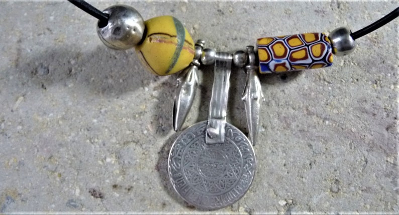 Kette Antike venezianische Handelsperlen Lederkette mit raren Handelsperlen King Beads Millefiori