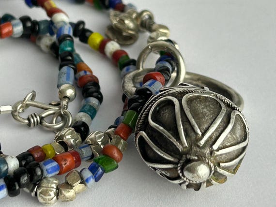 Halskette alte Glasperlen    antiker Silberanhänger    Berberschmuck    Berber Tradition    Karen Hill Tribe Silber   Sterlingsilber