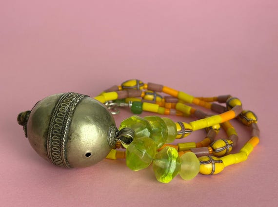 Halskette antike Glas Perlen, böhmische Vaseline Glasperlen, Sterlingsilber, alte afghanische Metallperle, Ethno Design Schmuck