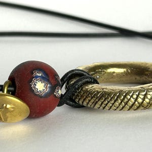 Halskette Lederband alter Messingring Westafrika masivo gravierter Messingring antike Millefiori Glasperle