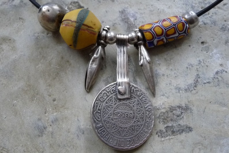 Kette Antike venezianische Handelsperlen Lederkette mit raren Handelsperlen King Beads Millefiori