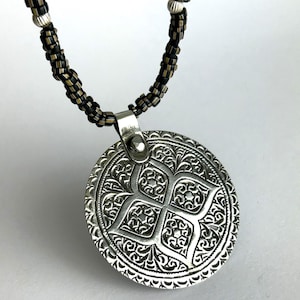 Halskette  antike Handelsperlen  venezianische Chevronperlen    antikes Silberamulett  Berber Stamm Amulett  massive Silberarbeit