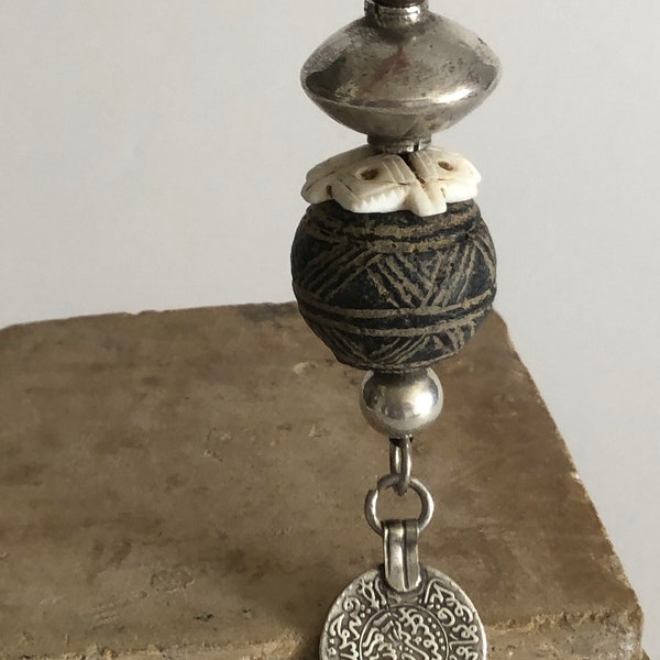 Halskette Lederbandkette antiker Spinnwirtel aus Mauretanien   antike Silbermünze Marokko   Muschel Haarperle   handgemachte  Silberperlen