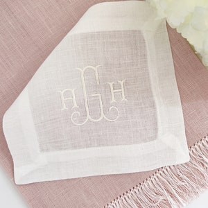 Witte Linnen Cocktailservetten met monogram | Aangepaste, geborduurde cocktailservetset | Gastvrouw Cadeau | Inwijdingsfeest cadeau | Bruiloftscadeau