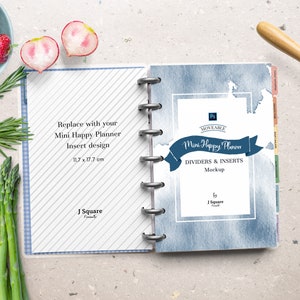 Könnte beinhalten: Ein blaues und weißes Aquarell-Design-Planer-Mockup mit dem Text "Mini Happy Planner" und "Dividers & Inserts Mockup". Der Planer ist auf einer leeren Seite mit einem blau-weißen Gingham-Muster geöffnet.