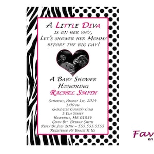 Peut inclure: Une invitation de fête prénatale en noir et blanc avec un imprimé zèbre et des pois, un cœur rose et une image d'échographie. L'invitation indique "A Little Diva is on her way, Let's shower her mommy before the big day!" et comprend les détails de la fête prénatale. Le texte "Favors on the fly" est en bas de l'invitation.