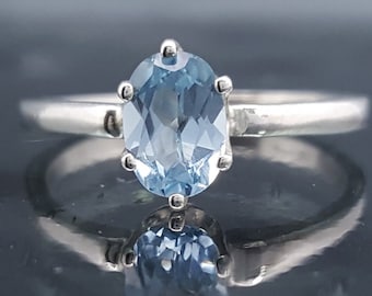 Anillo de compromiso solitario con espinela azul ovalada