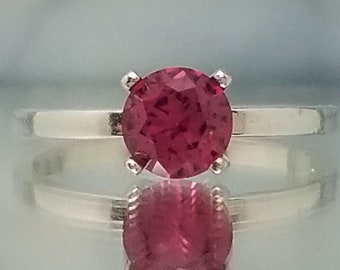 Anillo de compromiso solitario de plata y rubí