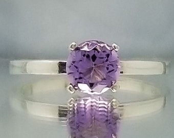 Anillo de compromiso solitario con cambio de color de alejandrita