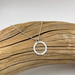 Colar Liza – Colar martelado em prata esterlina. Simples e elegante. Colar com pingente pequeno.