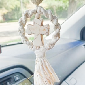 Croix de miroir de voiture, breloque de voiture croix, rétroviseur chrétien suspendu, croix de voiture, cadeaux de voiture, croix de voiture en macramé, cadeau d'anniversaire, croix suspendue