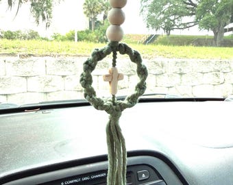 Macramé autobedel met kruis | Handgemaakt Faith-accessoire | Houten kralen, pastelkleuren