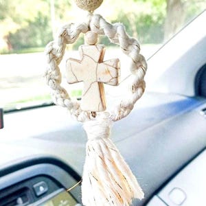 Colgante difusor de coche con cruz de macramé grueso / Accesorio cristiano de cuentas de lava para espejo retrovisor con aceite esencial / Regalo con cruz de piedra