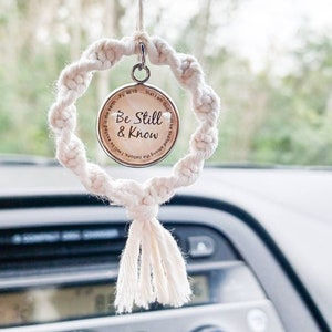 Sei still und wisse, dass ich Gott bin Anhänger | Psalm 46:10 Makramee Kreuz | Christian Rückspiegel Aufhänger | Schrift Geschenk, Lehrer, Weihnachten