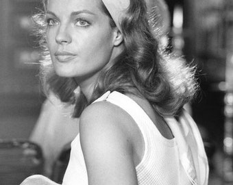 Photographie publicitaire de type carte postale de la star du cinéma internationale d'origine autrichienne, Romy Schneider.