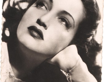 Cartolina originale degli anni '40 Fotografia in bianco e nero della cantante americana e star del cinema Dorothy Lamour