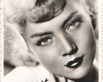 Postal de época de los años 30, fotografía en blanco y negro de la atractiva estrella de cine y actriz francesa Yvette Lebon