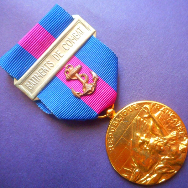 Médaille militaire originale et rare de la Défense nationale française - Type d'émission de ruban naval. Avec barrette de récompense "Batiments de Combat". (Navires de guerre).