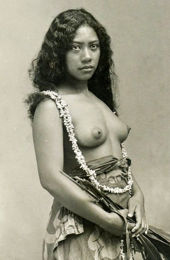 Girls topless tahitian 