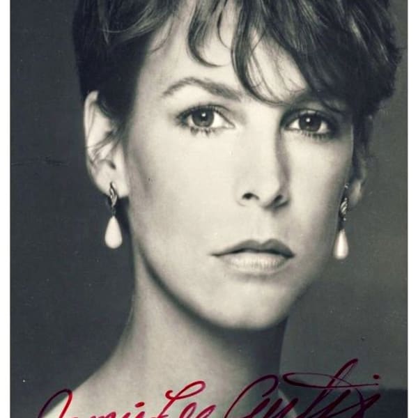 Fotografía publicitaria tipo postal firmada reproducida de la impresionante belleza cinematográfica estadounidense, Jamie Lee Curtis