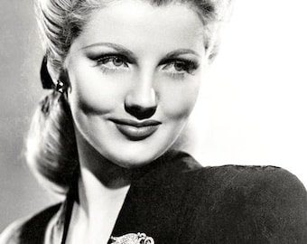 Reproduziertes postkartenartiges Werbefoto der amerikanischen Schauspielerin, Model und Pin-Up-Filmstar der 1940er Jahre, Dolores Moran