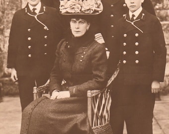 Reproduzierte British Royalty Sepia Fotografie um 1910. King George V & Queen Mary mit Prinz Edward und Prinz George