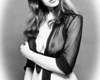 Fotografia di ritratto in bianco e nero riprodotto dell'attrice britannica molto formosa, Madeline Smith.